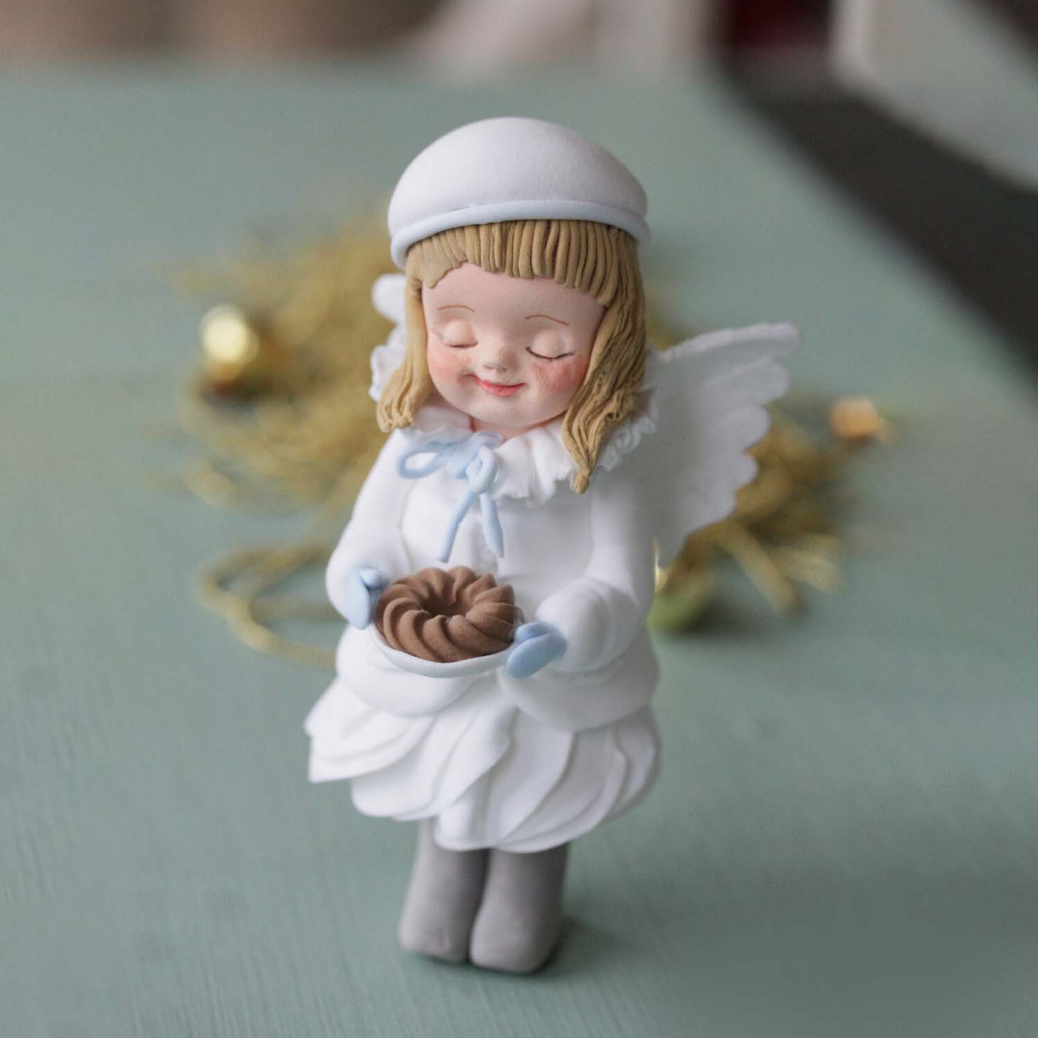 Елочная игрушка «Девочка в ушанке с кексом»