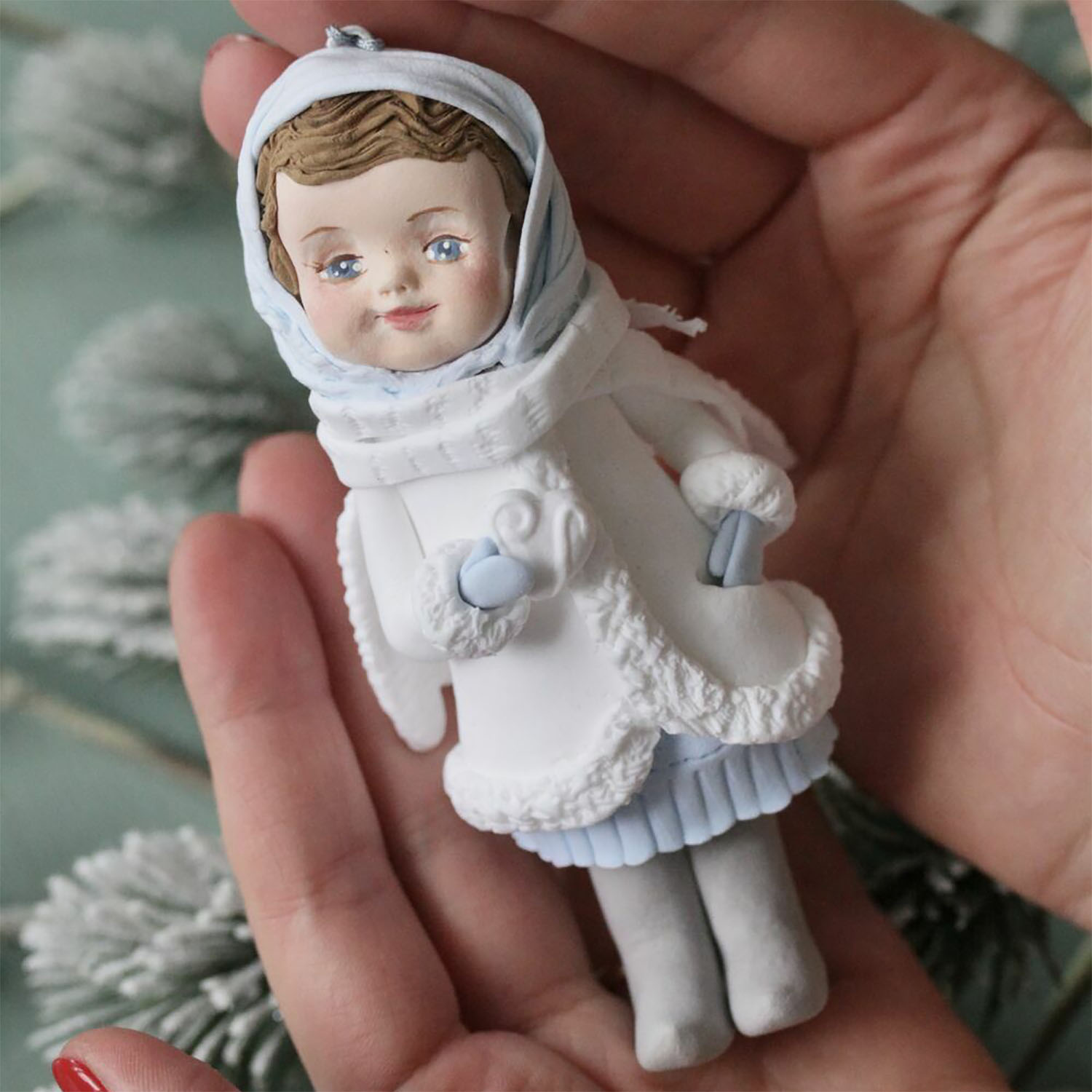 Елочная игрушка «Девочка в платке»