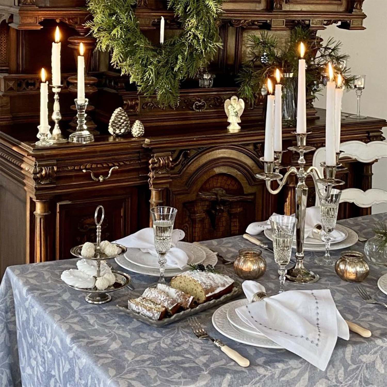The tablecloth "Light Leaves"
