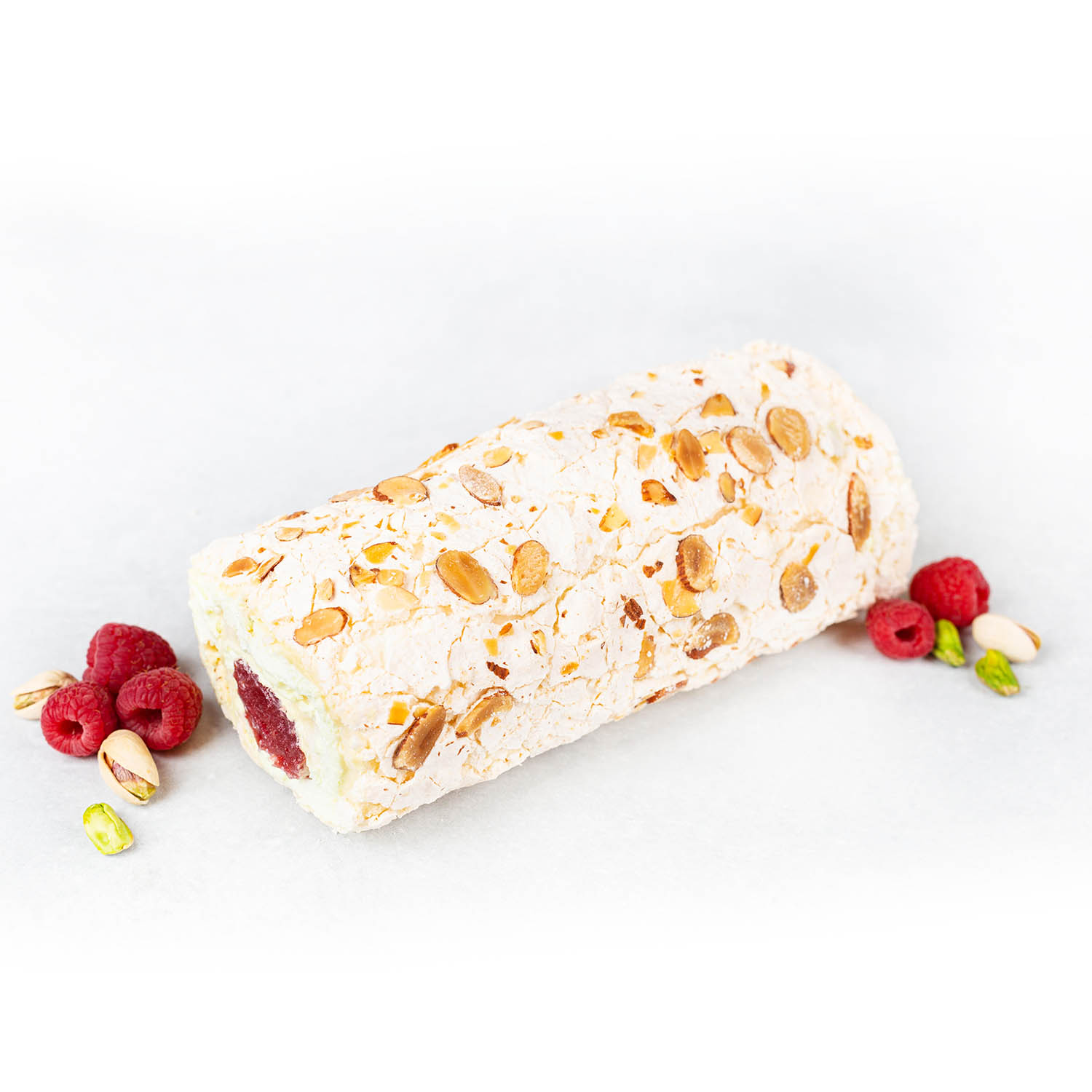 Замороженный меренговый рулет с фисташкой и малиной
