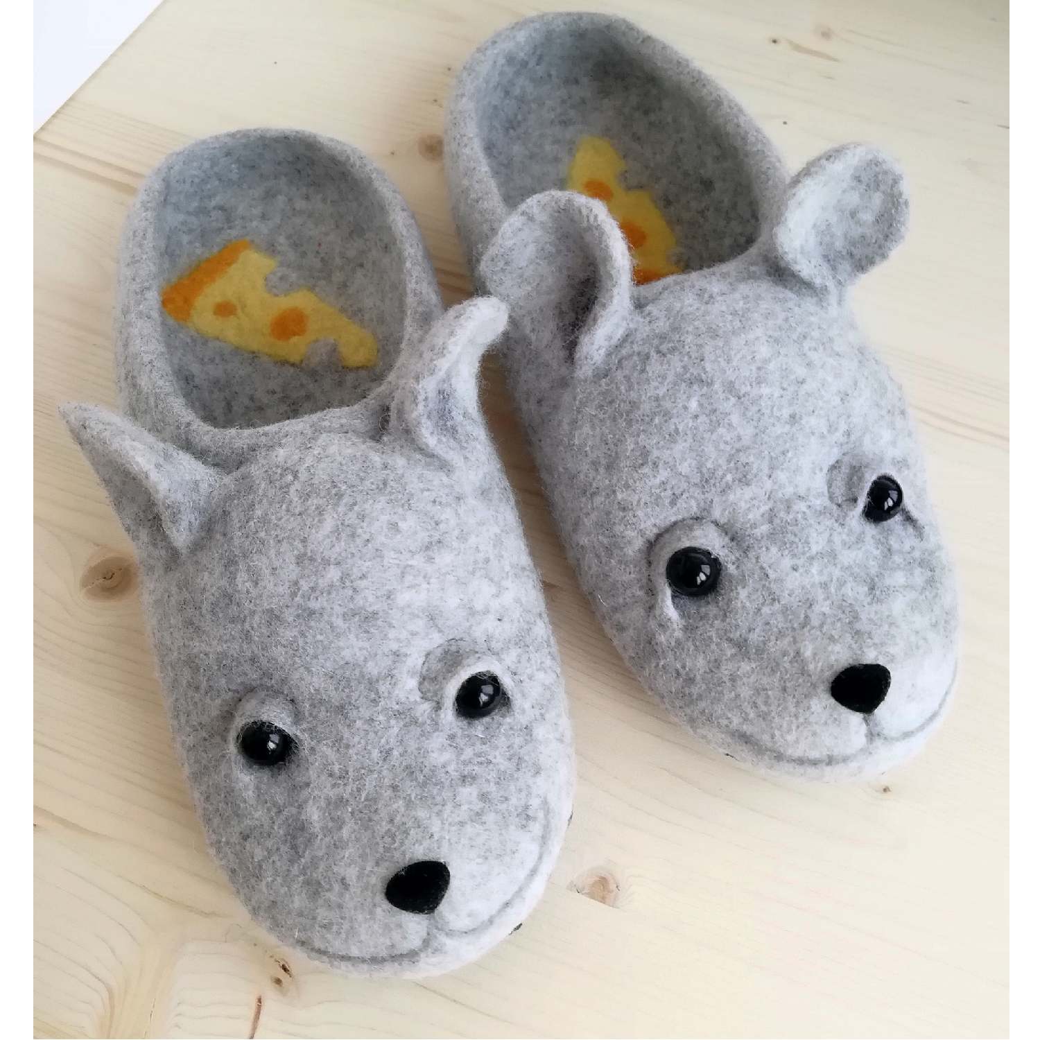 Тапочки из шерсти с объемным декором
