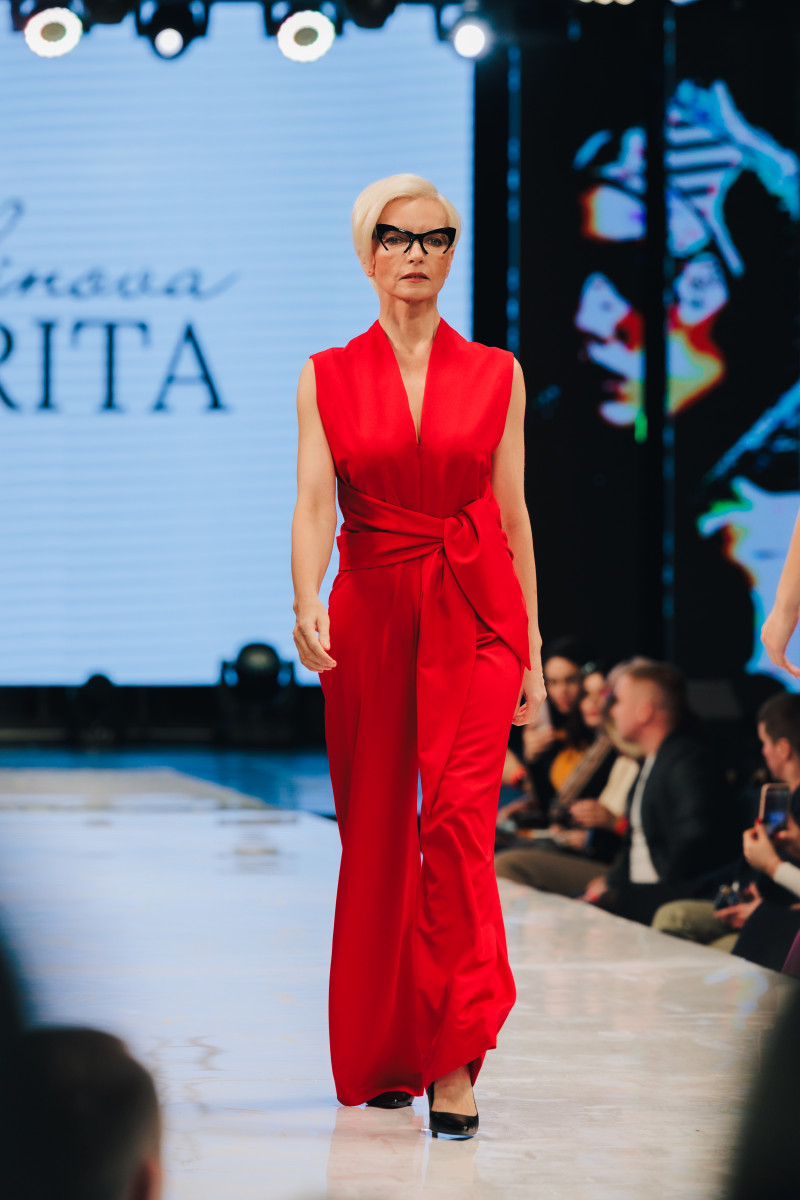 Красный комбинезон