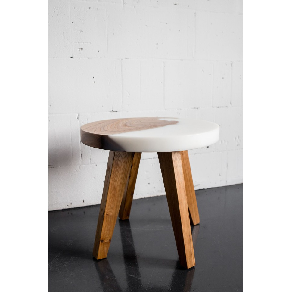 Стол журнальный со смолой «Аксель»