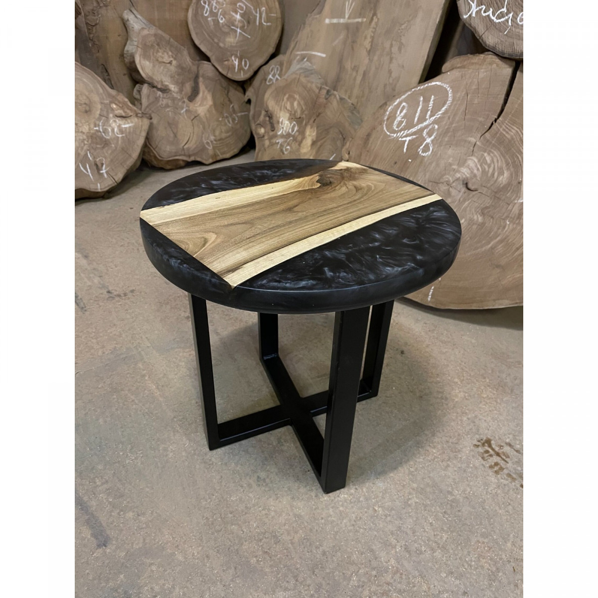 Журнальный стол — река из массива грецкого ореха