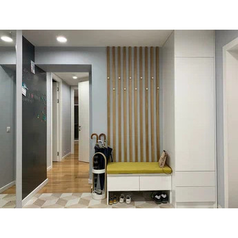 Прихожая с реечной вешалкой и тумбой под обувь