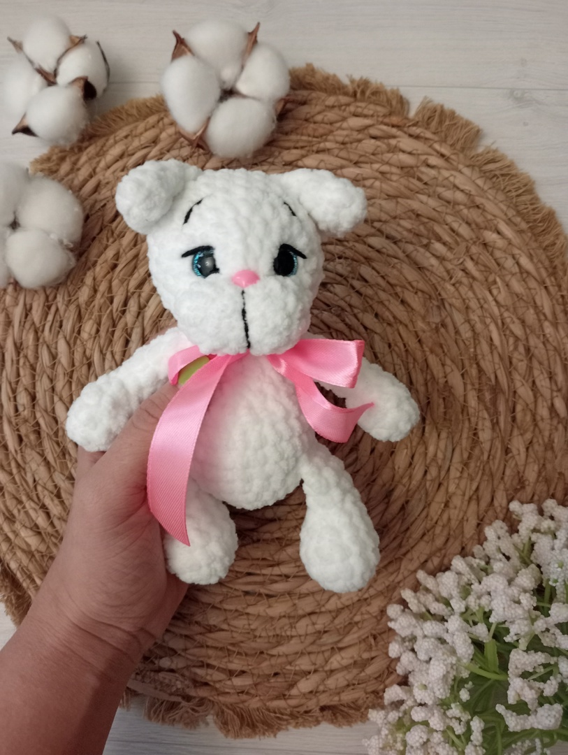 Мягкая игрушка ручной работы вязаный котик