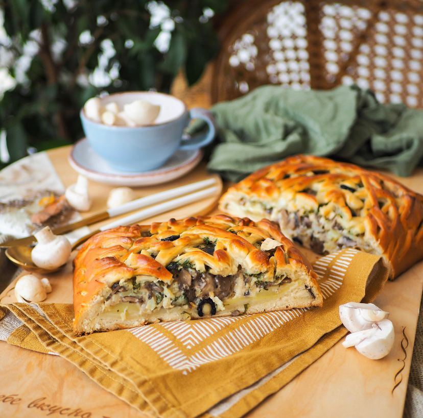 Пирог с курицей, картошкой и грибами
