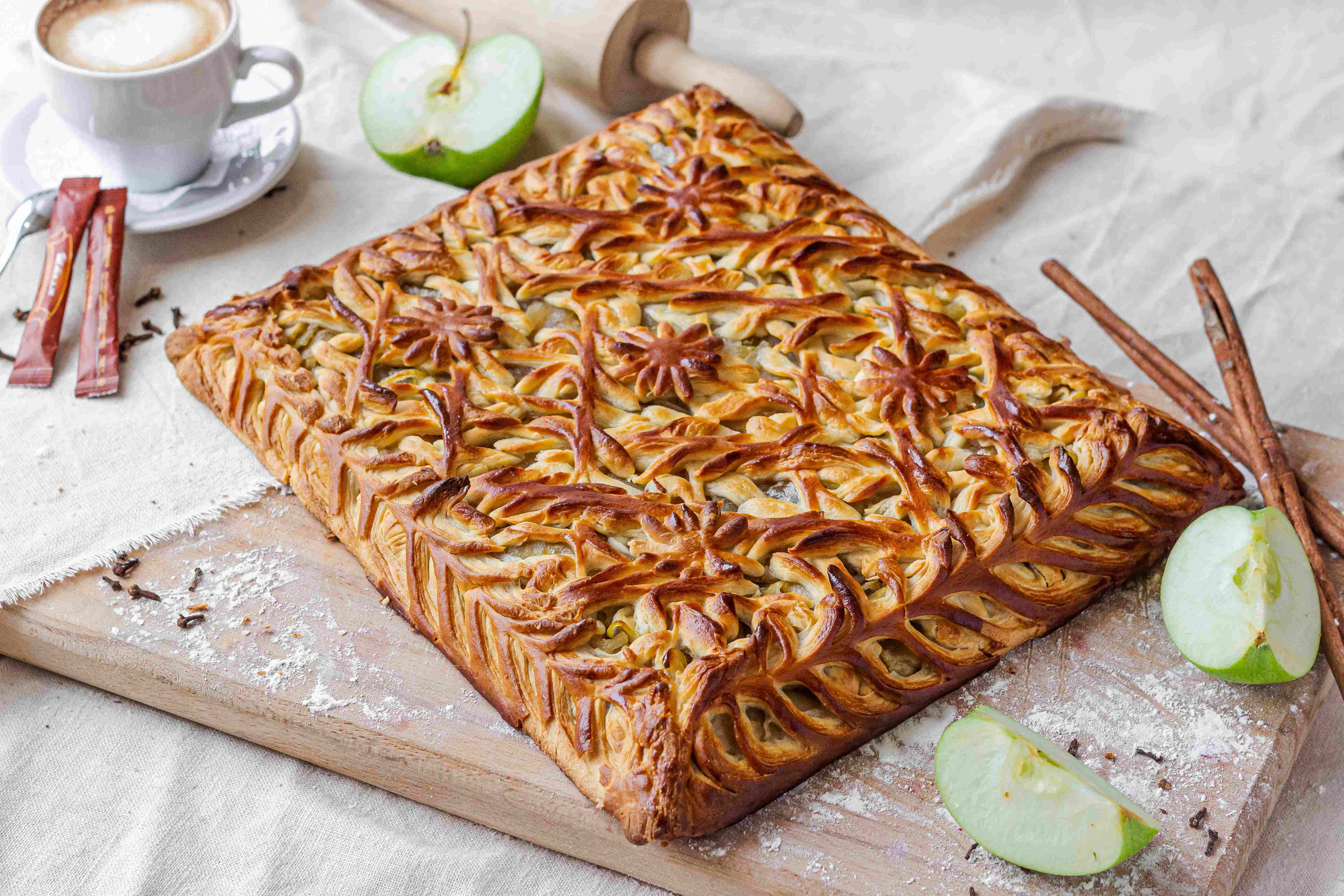Пирог с печеными яблоками и корицей