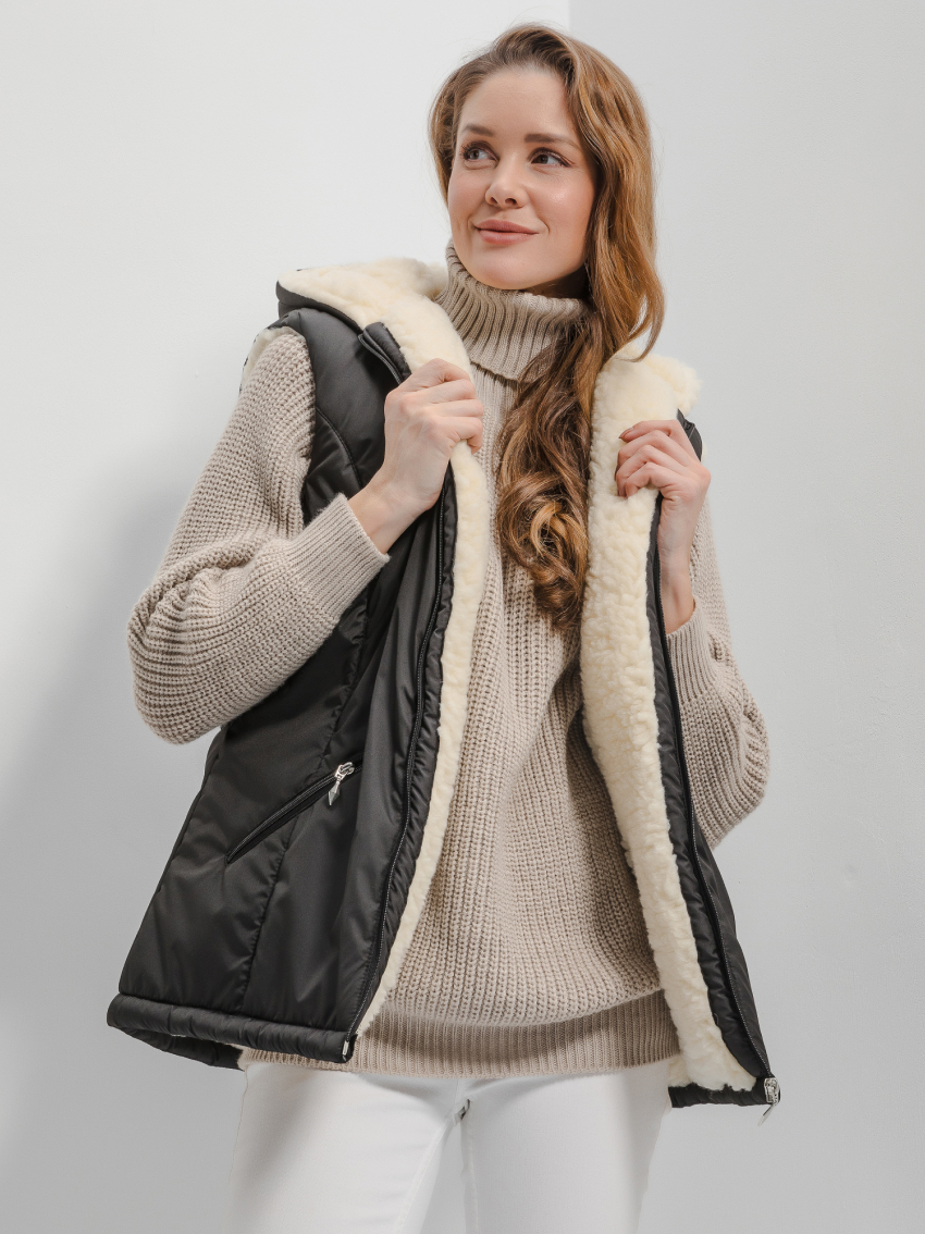 Жилет женский черный на меху с расстегивающимся капюшоном