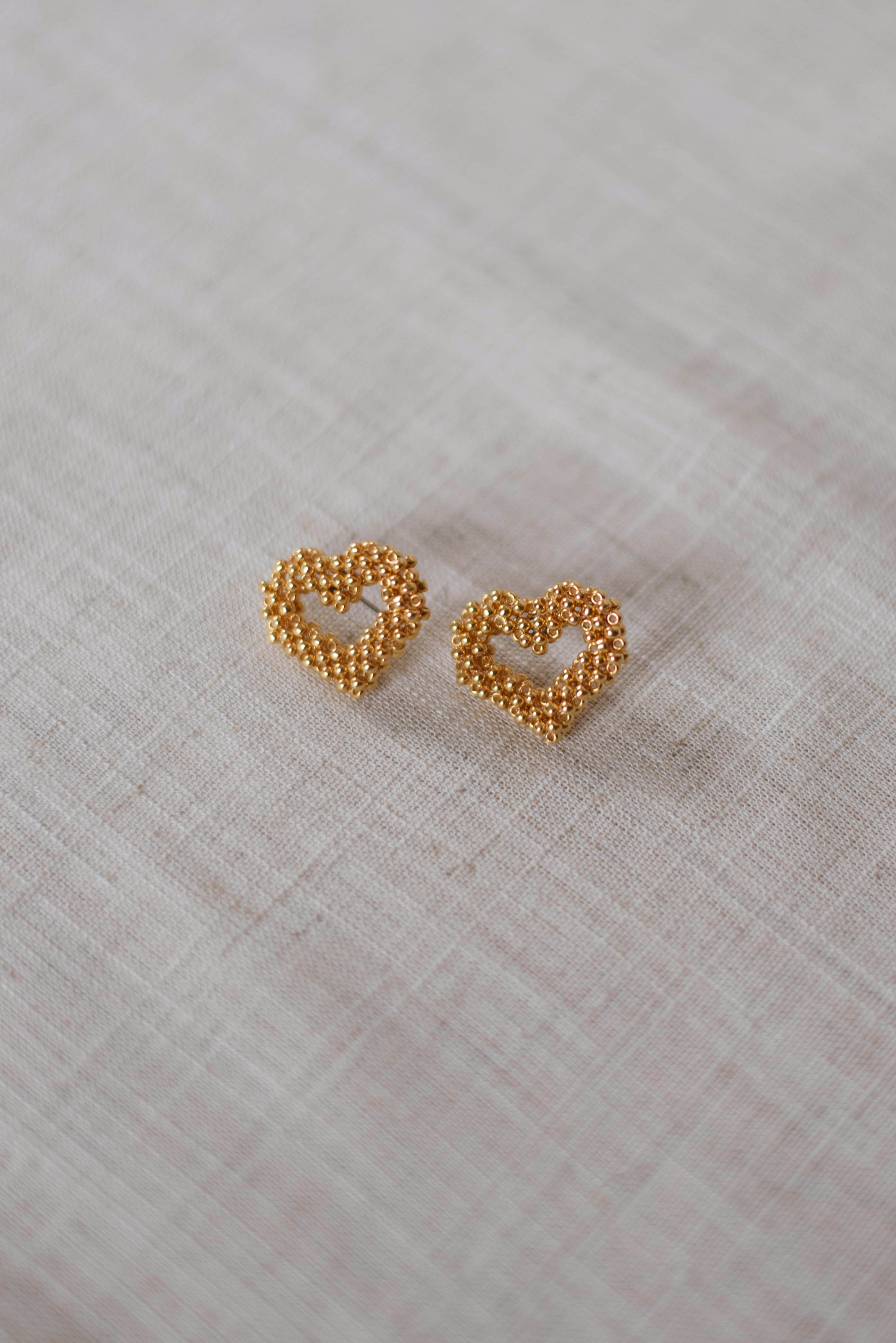 Серьги в форме сердца из бисера