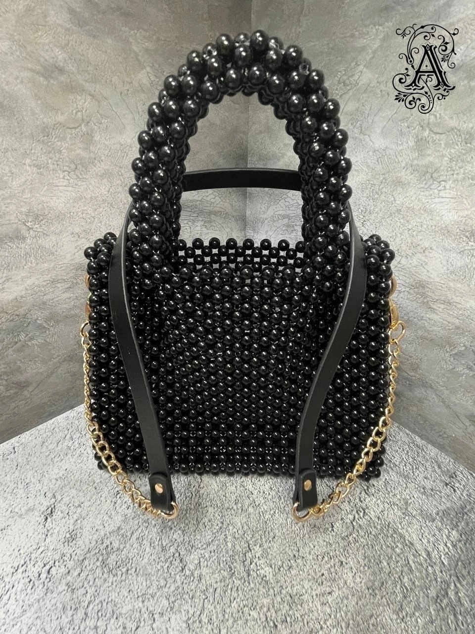 Сумка из акриловых бусин Black Classics