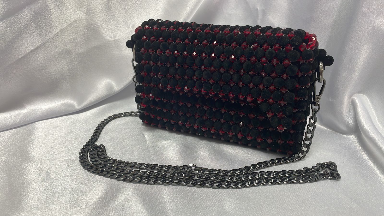 Сумка из акриловых и хрустальных бусин