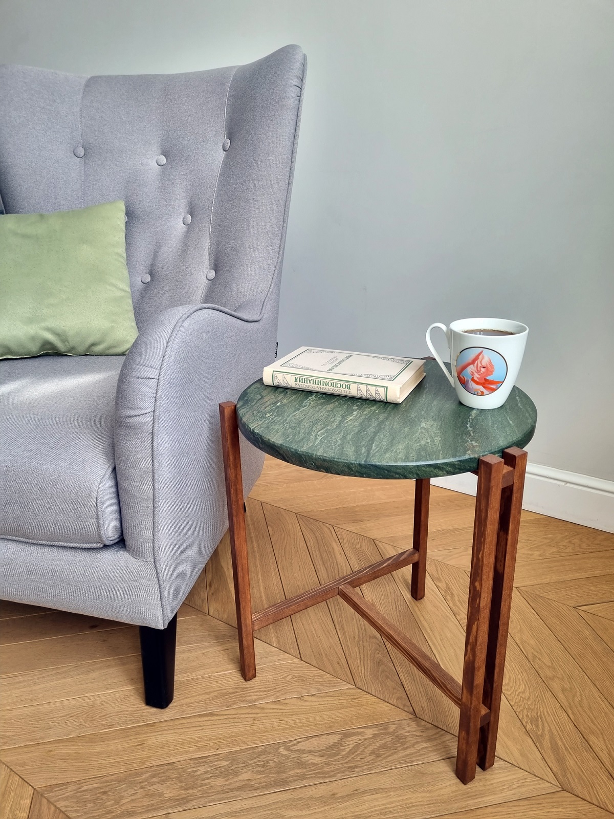 Журнальный стол с мраморной столешницей