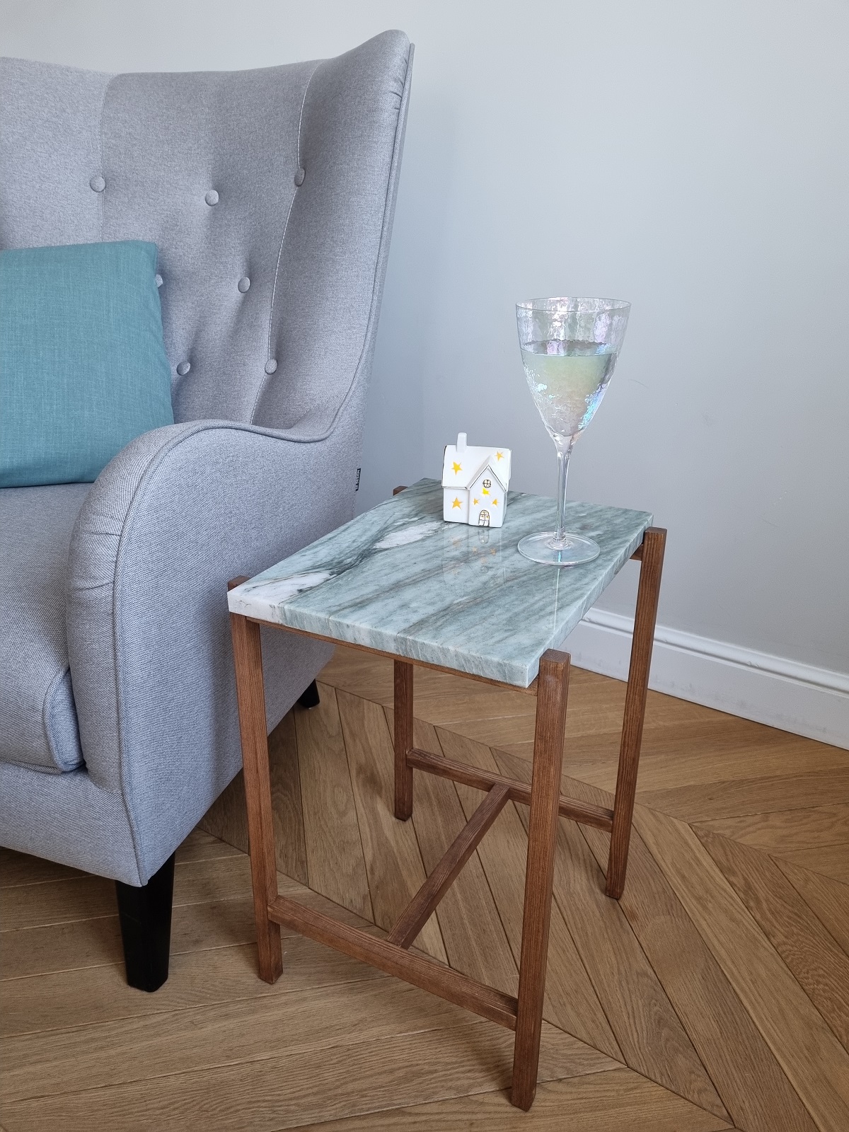 Журнальный стол с мраморной столешницей