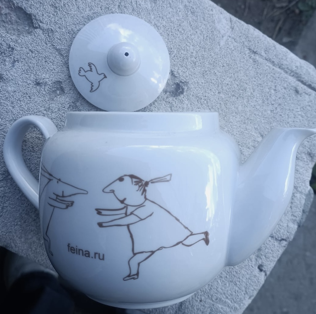 Сувенирный фарфоровый чайник