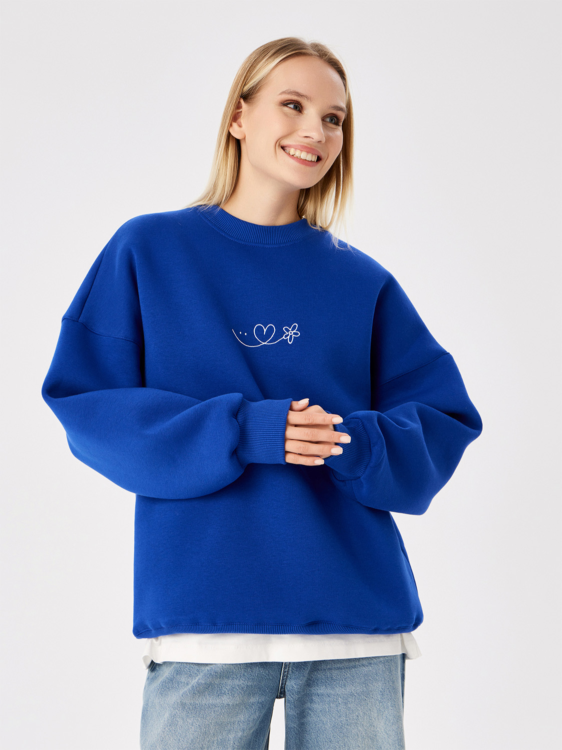 Свитшот женский с вышивкой "Просто будь собой", ярко-синий
