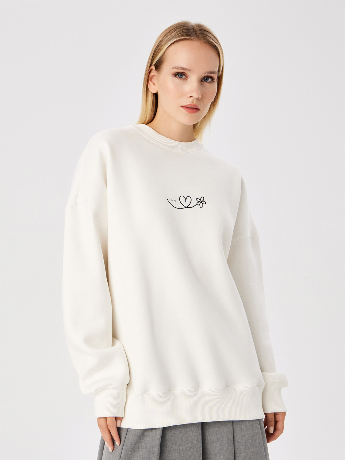 Свитшот женский с вышивкой "Просто будь собой", молочный