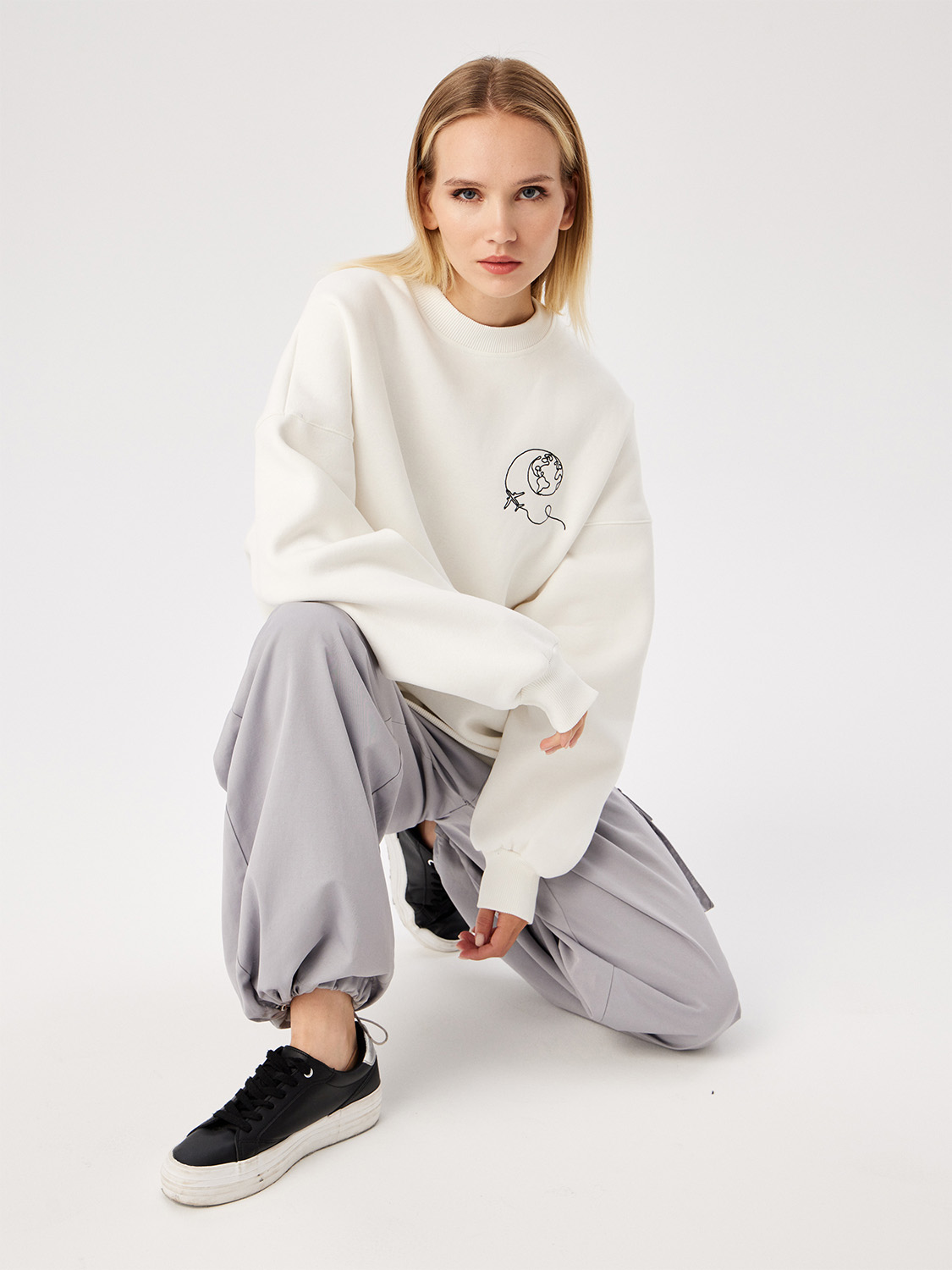 Свитшот женский с вышивкой "Путешествие", молочный