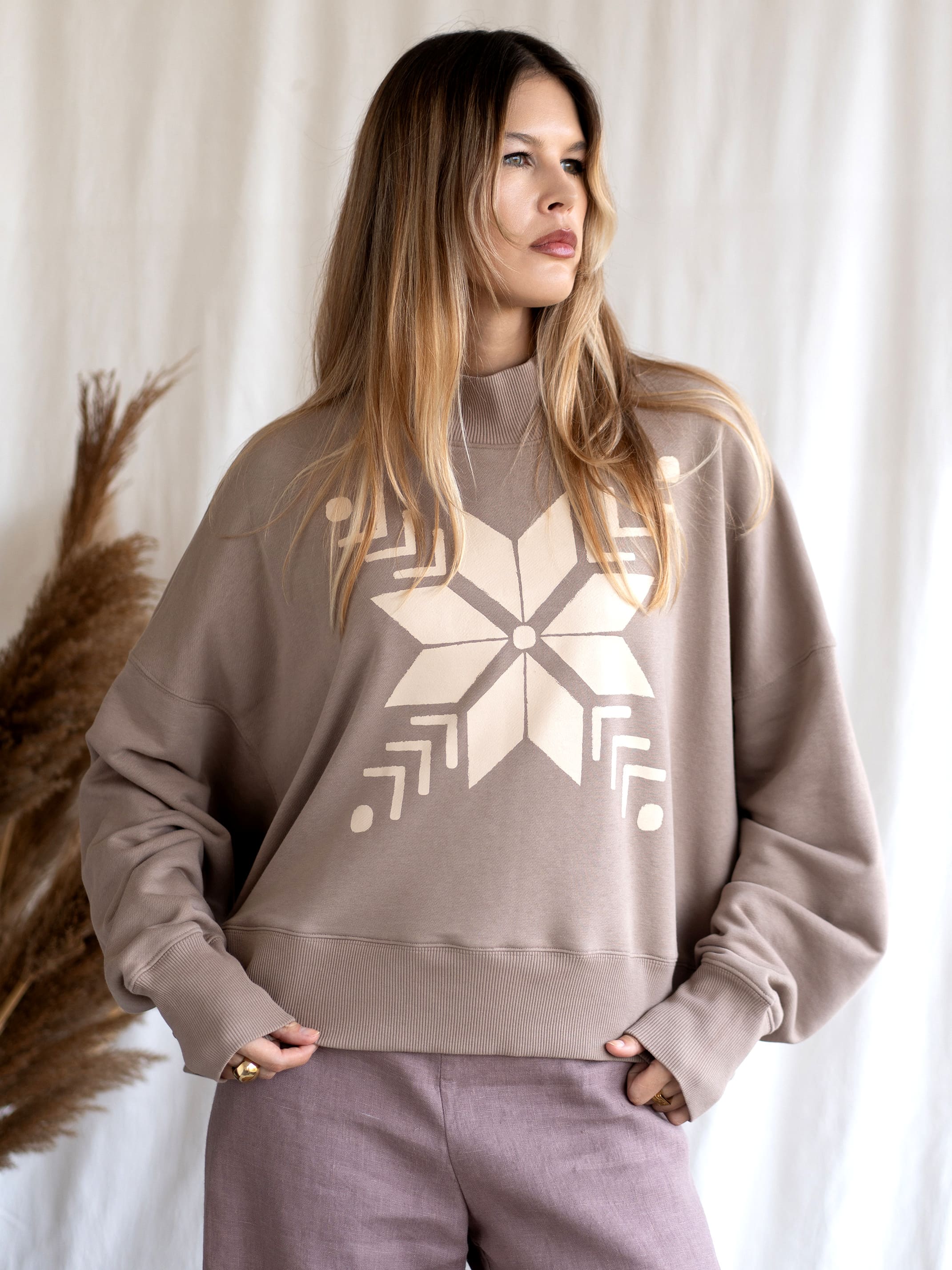 Шоколадный свитшот оверсайз