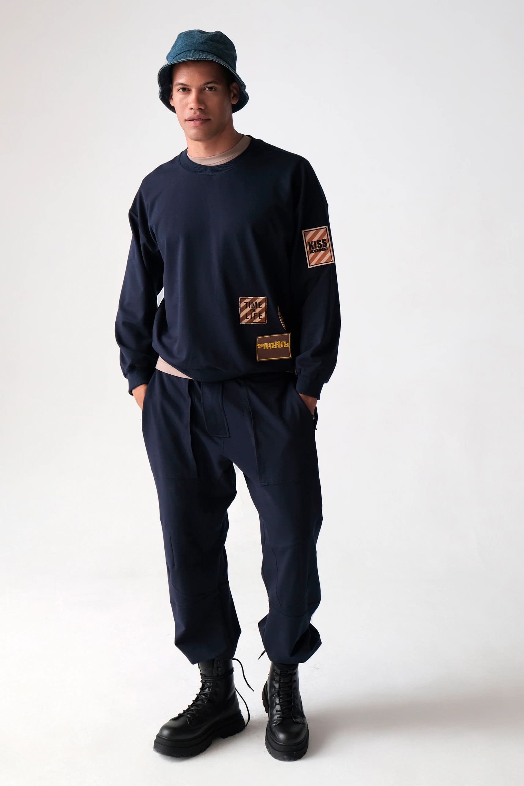 Костюм мужской navy blue с шевронами