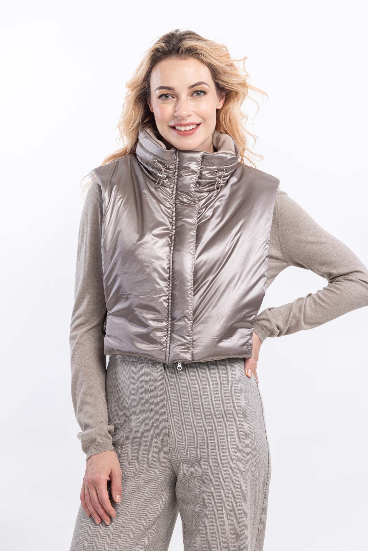 Жилет-манишка с утеплителем из верблюжьей шерсти