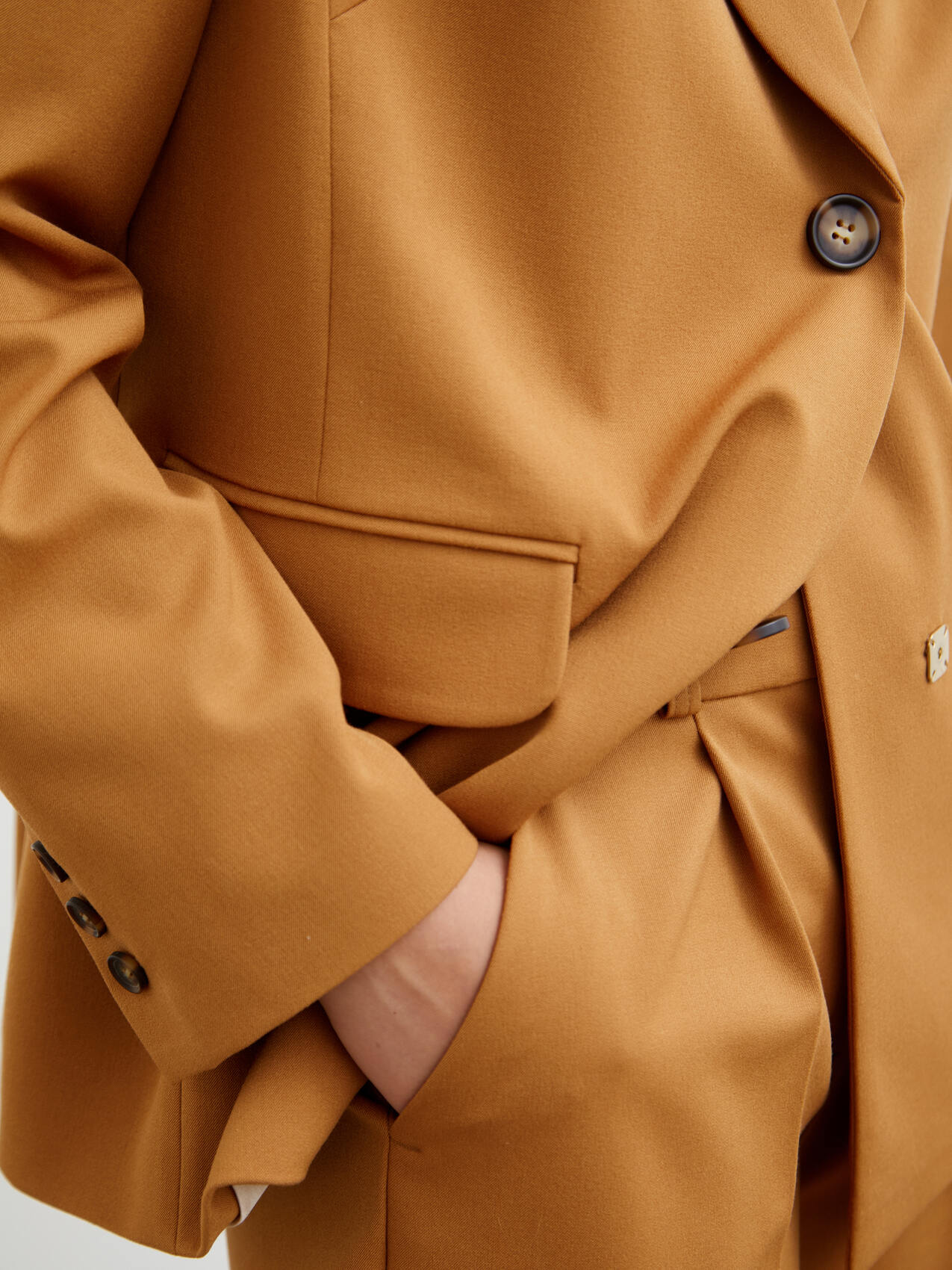 Костюм-двойка из итальянской ткани в цвете охра