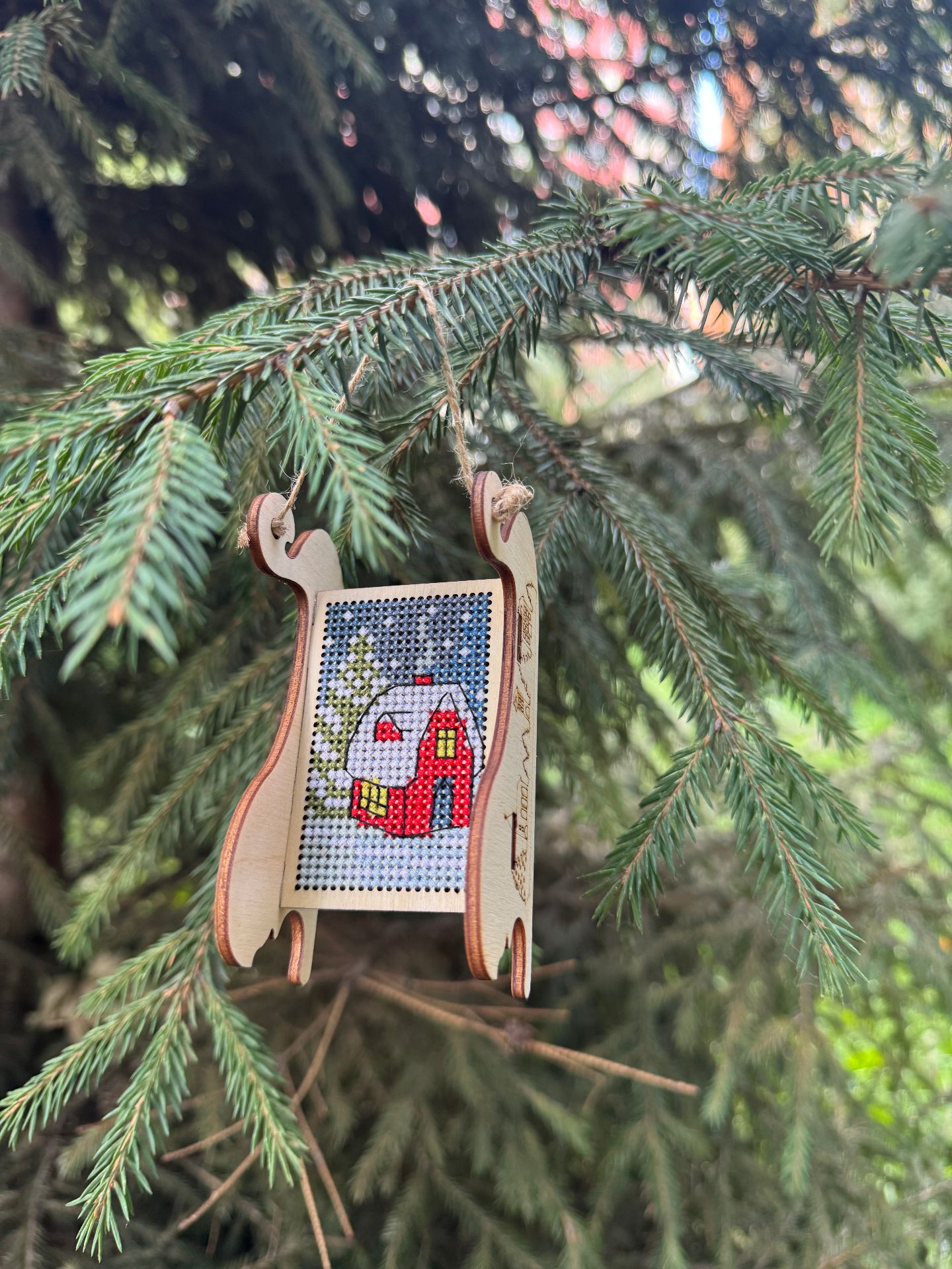 Ёлочная игрушка "Санки" вышивка крестиком, ручная работа