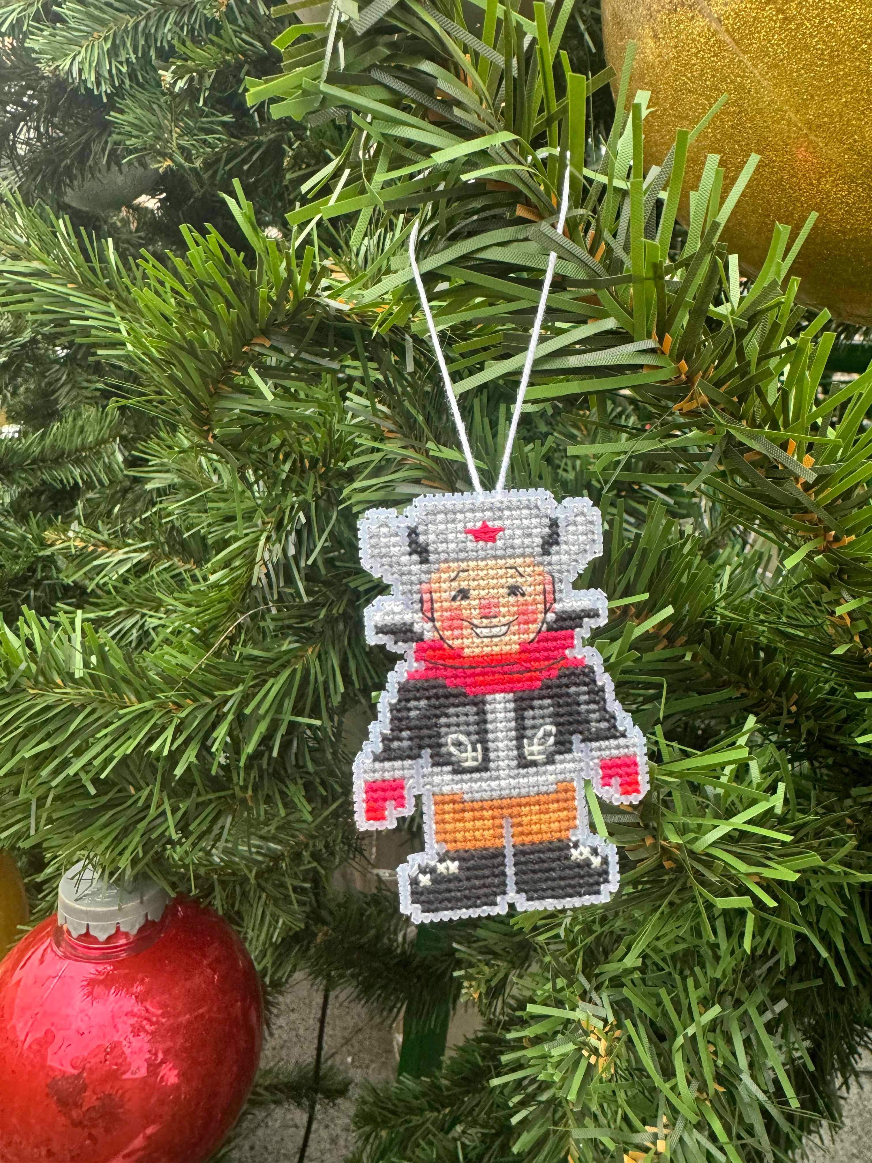 Ёлочная игрушка "Юрка" вышивка крестиком, ручная работа