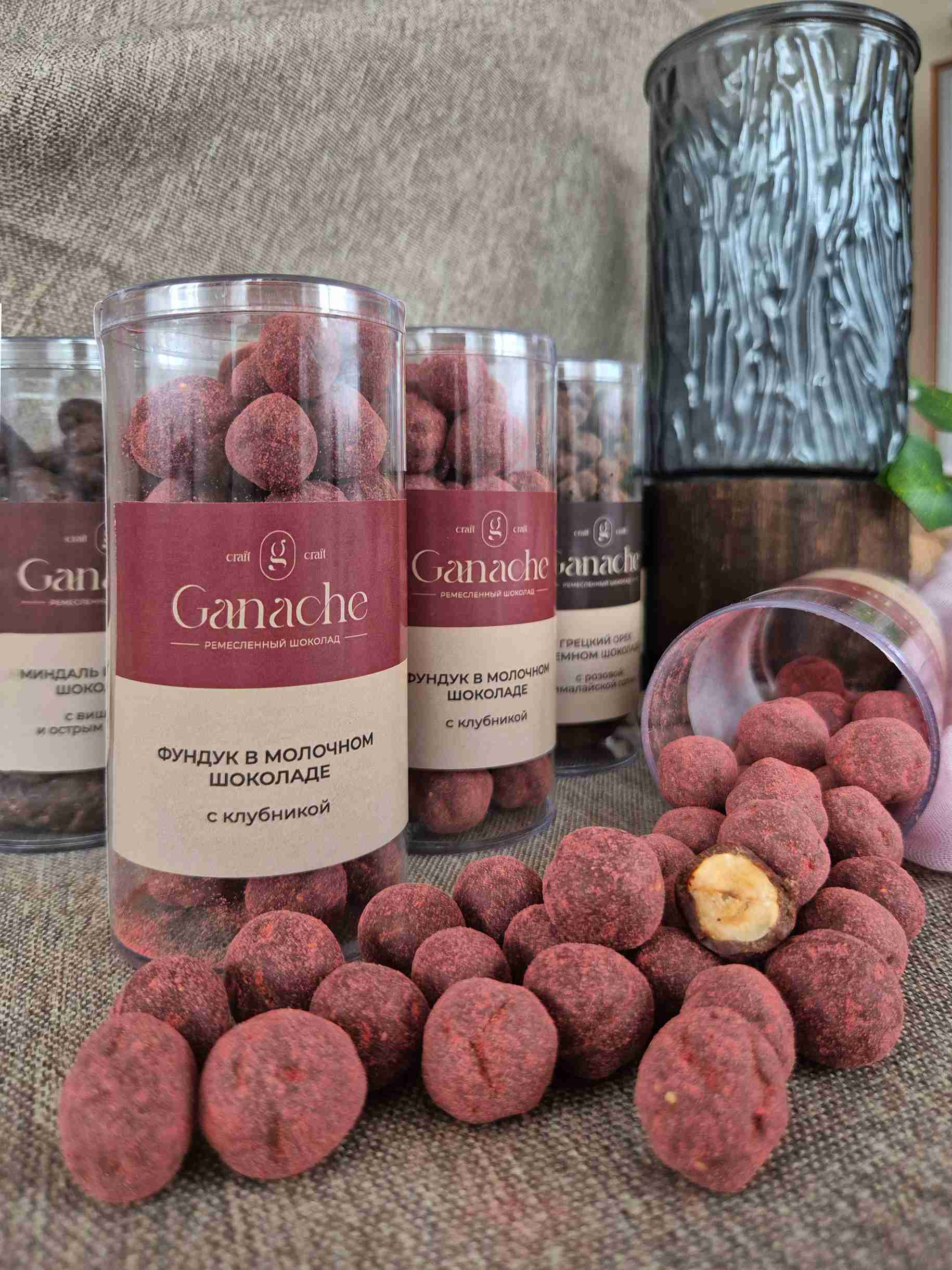 Конфеты драже Фундук в молочном шоколаде с клубникой