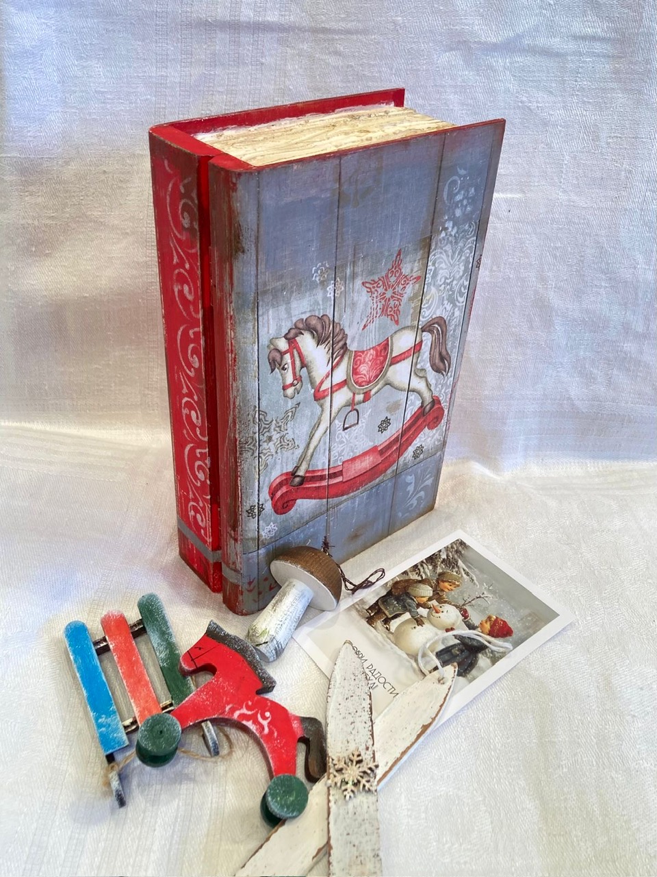 Шкатулка-книга с новогодними сувенирами