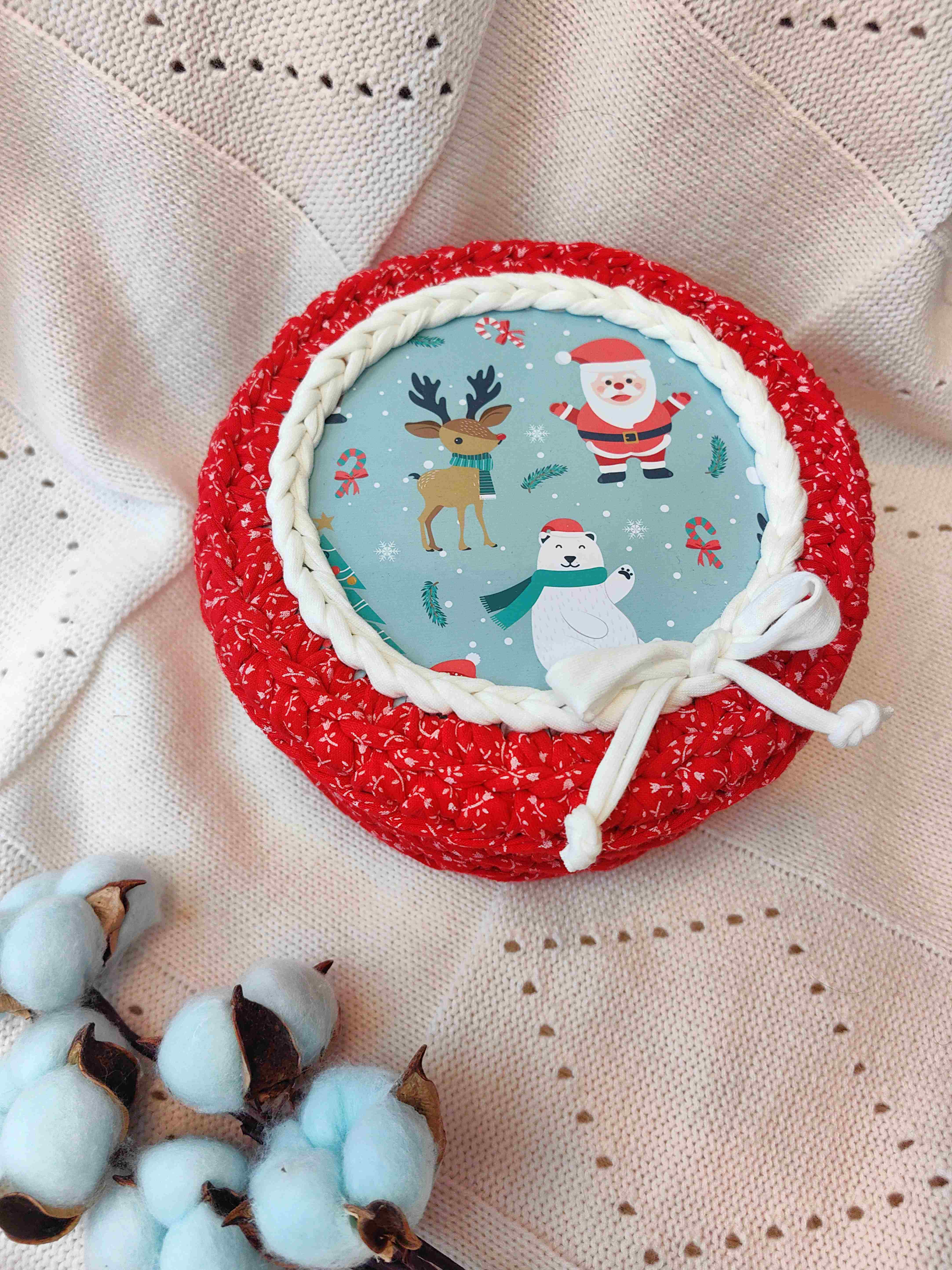 Новогодняя вязаная шкатулка