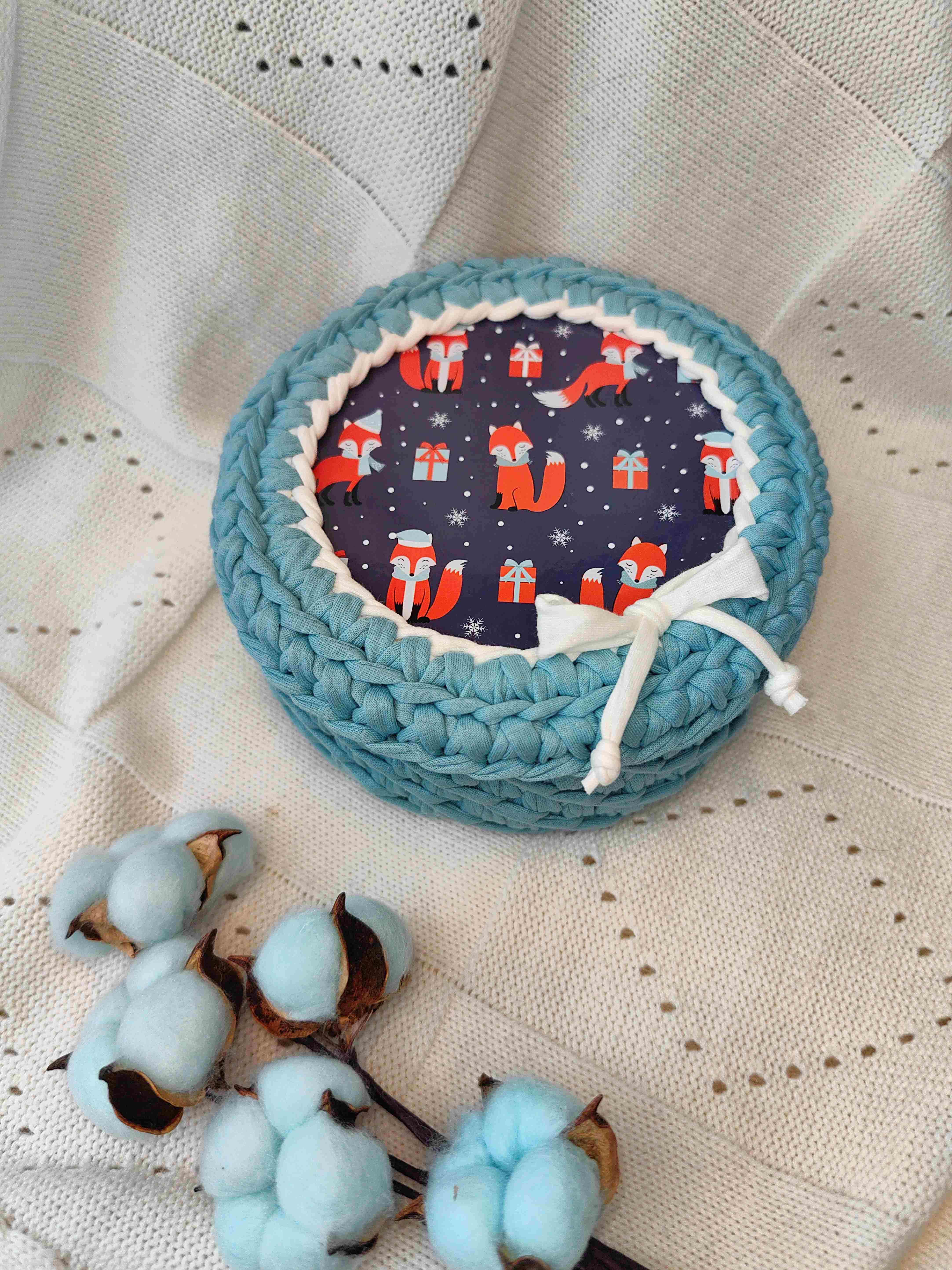 Новогодняя вязаная шкатулка