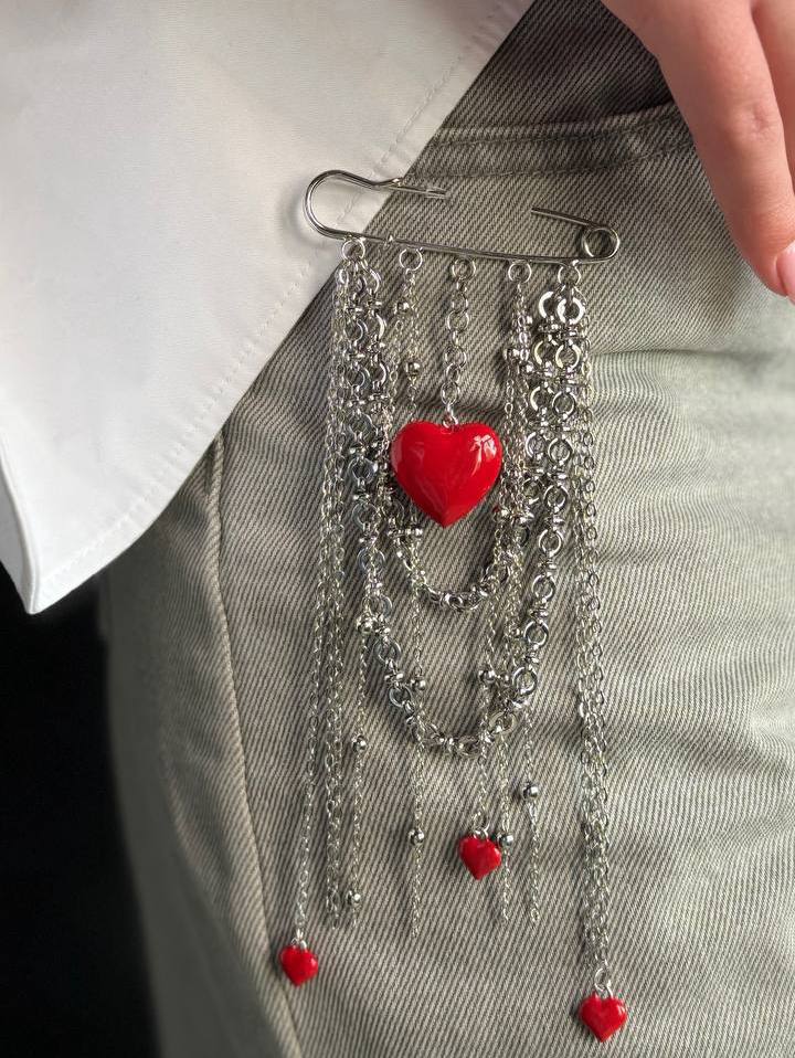 Булавка с сердцем