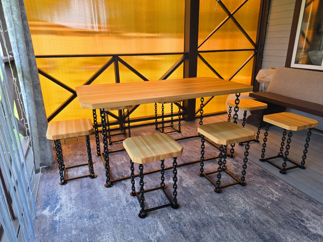 Стол на цепях