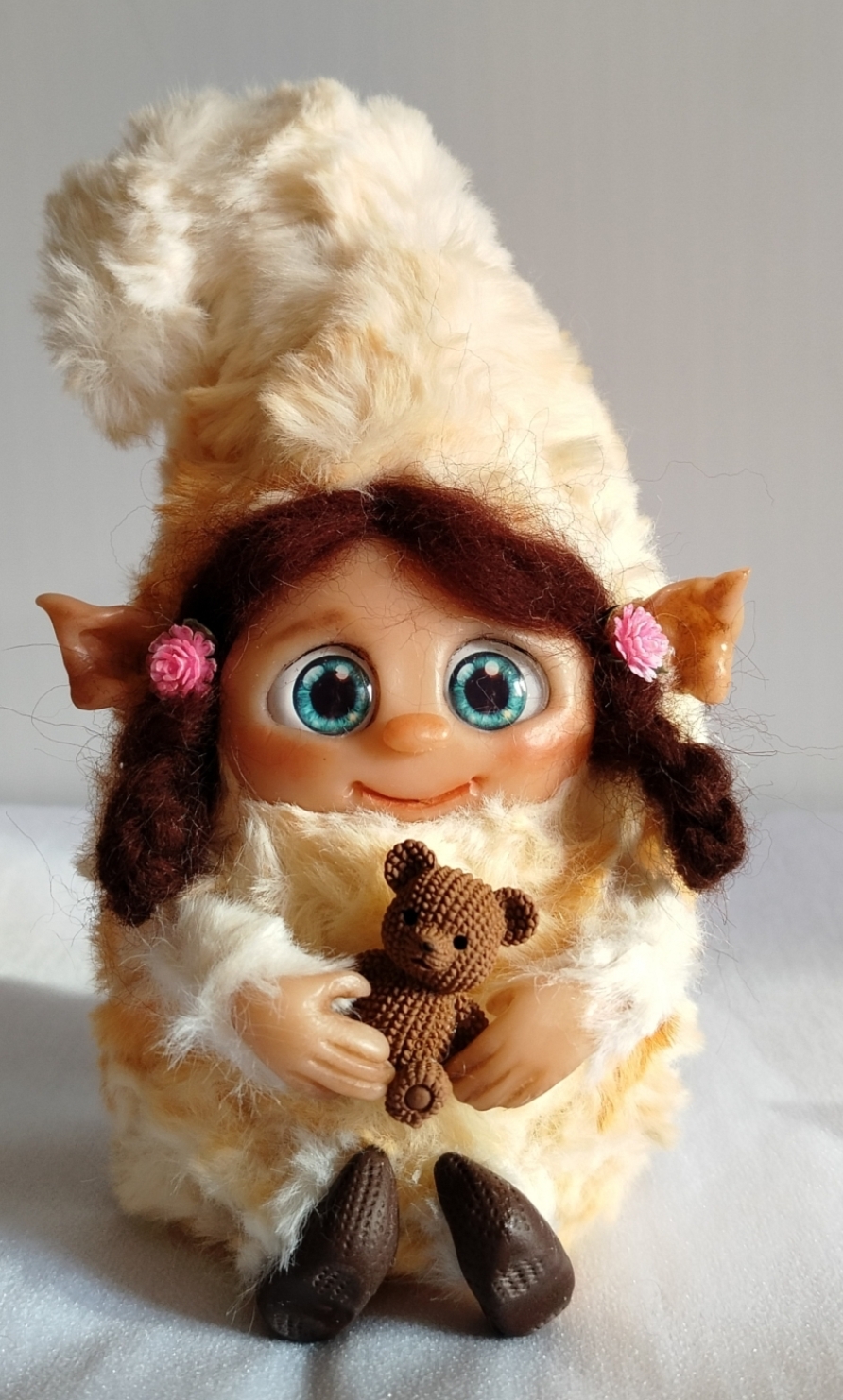 Коллекционная игрушка "Гномик с мишкой"