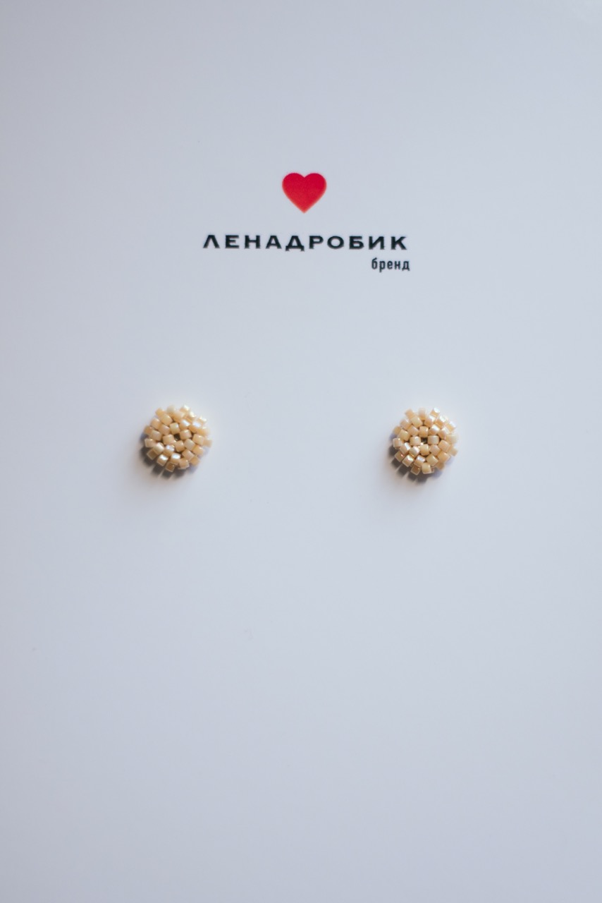 Серьги-гвоздики из японского бисера