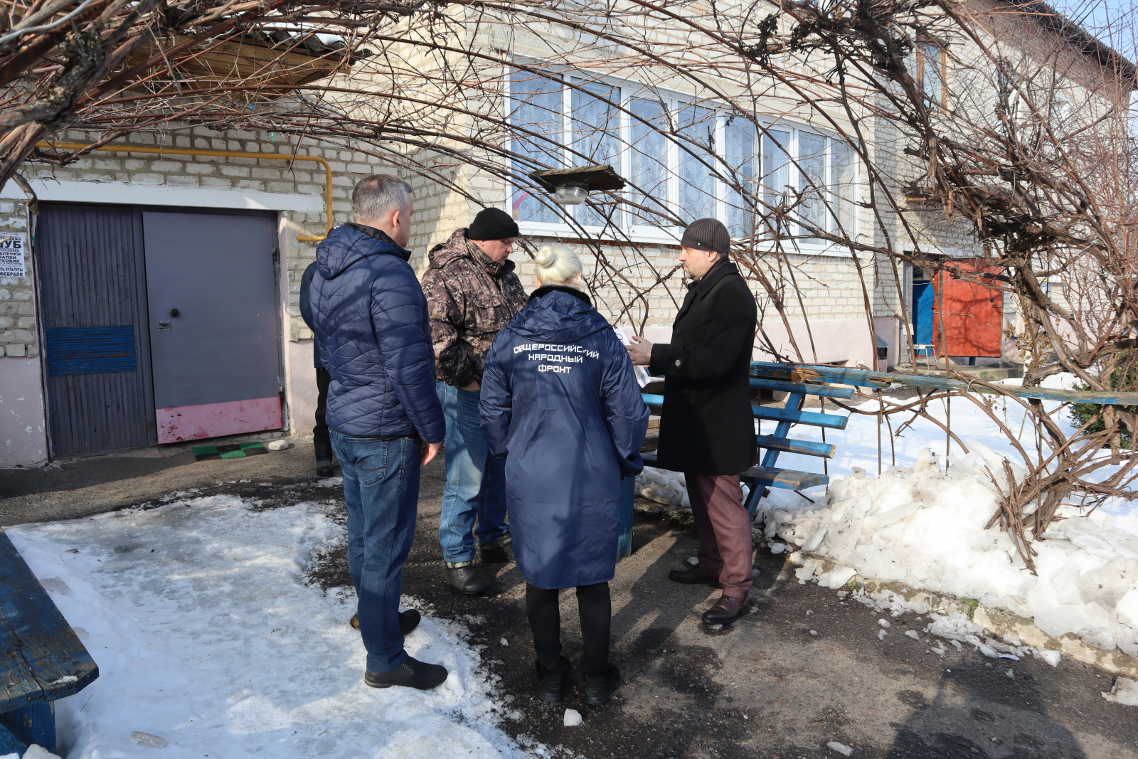 Курск рыльск. Крыша многоквартирные дома город зима. ЖКХ люди. Рыльск Курская область события 25 февраля 2022 года. Рыльск Курская область обстрел.