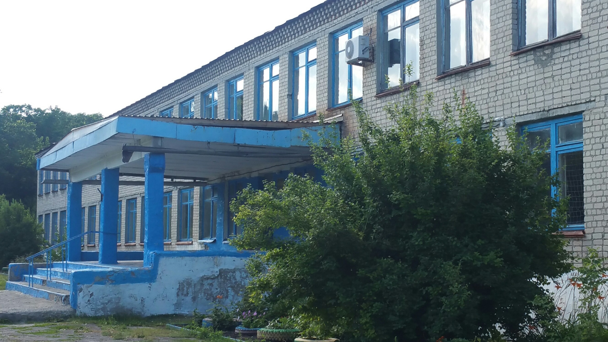 закрывают общеобразовательные школы. школа 99 омск. закрывают общеобразовательные школы. школьники в масках медицинских. 15 школа константиновка.