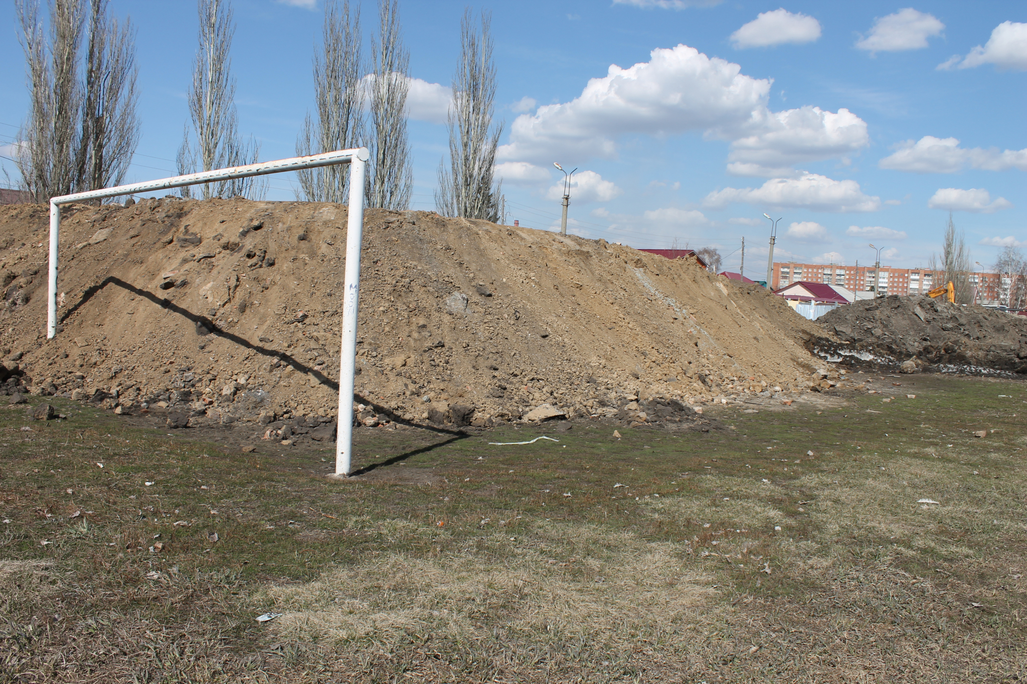 Площадка для временного складирования грунта. Траншея в карьере. Отвал грунта. Схема складирования лестничных площадок. Выгребная яма на глинистой почве.