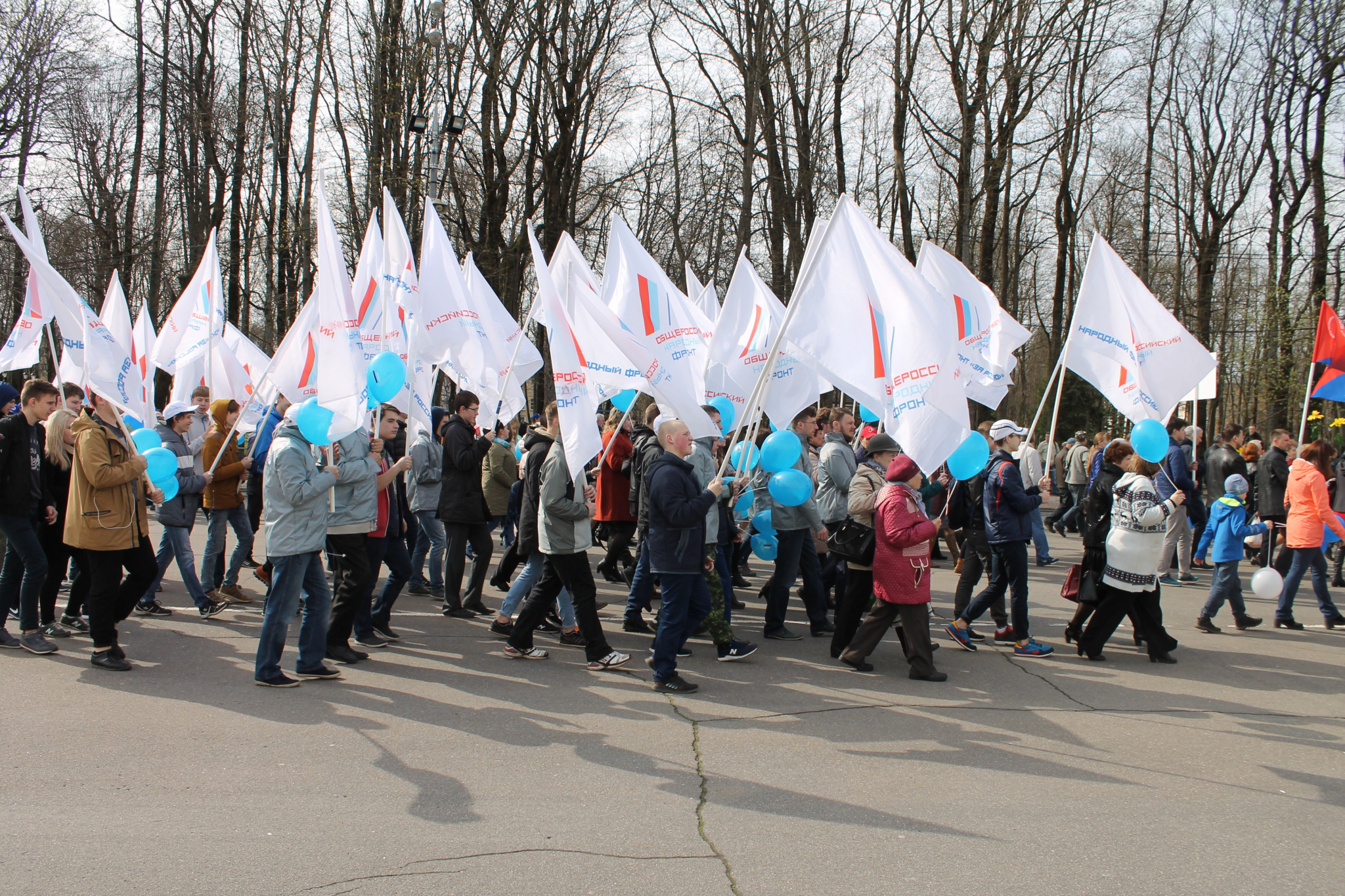 Демонстрация через. Первомайская демонстрация Смоленск. Красноуфимск первомайские демонстрации. Активисты на демонстрации. Белые берега Первомайская демонстрация.