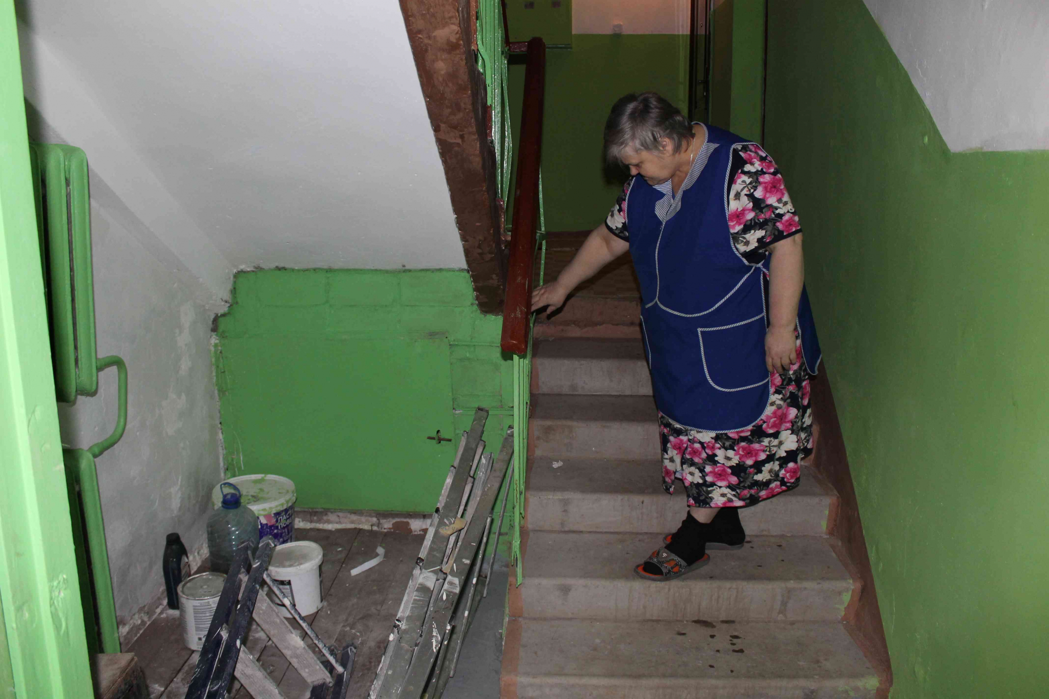 Девушка сделала это в подъезде. Канализационная труба в подъезде. Пол в подъезде. Женщина в подъезде. Подвал в подъезде.
