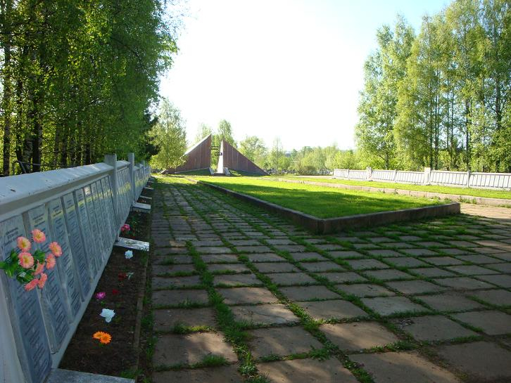 Лобановский лес д 11. Лобановское кладбище Киров мемориал. Лобановское кладбище Киров памятники. Киров аллея славы Лобановское кладбище. Пороховское кладбище мемориал.