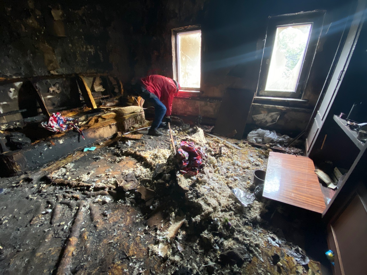 Комната после пожара. Дом после сгоревшего. Кирпичный дом после пожара. Дом после сгоревшего. Здание после пожара.