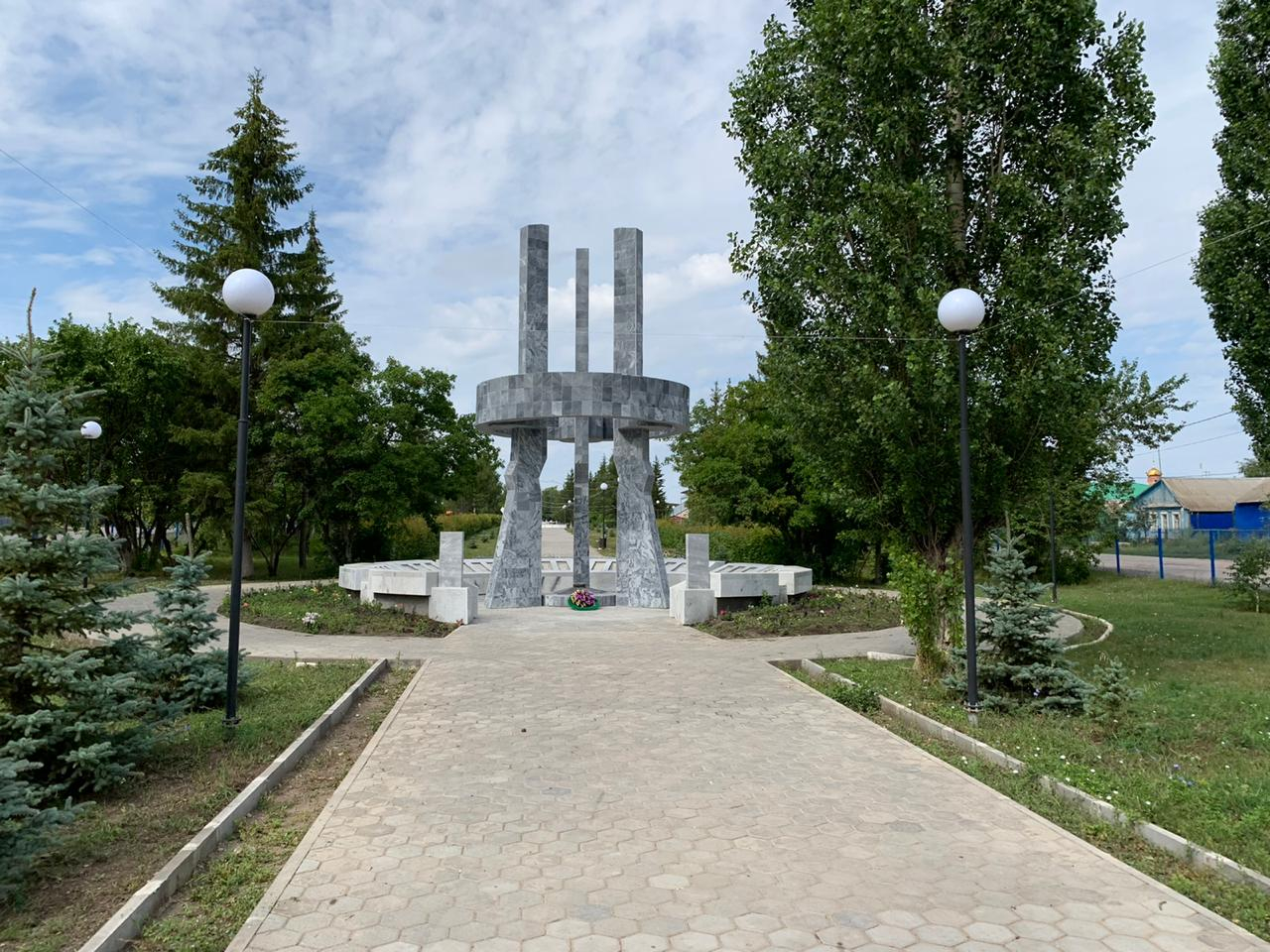 Село пономаревка оренбургская. Село Пономаревка Оренбургская область. Пономаревский район Оренбургской области село Пономаревка со. Парк Победы Пономаревка. Парк Победы Оренбургской области.