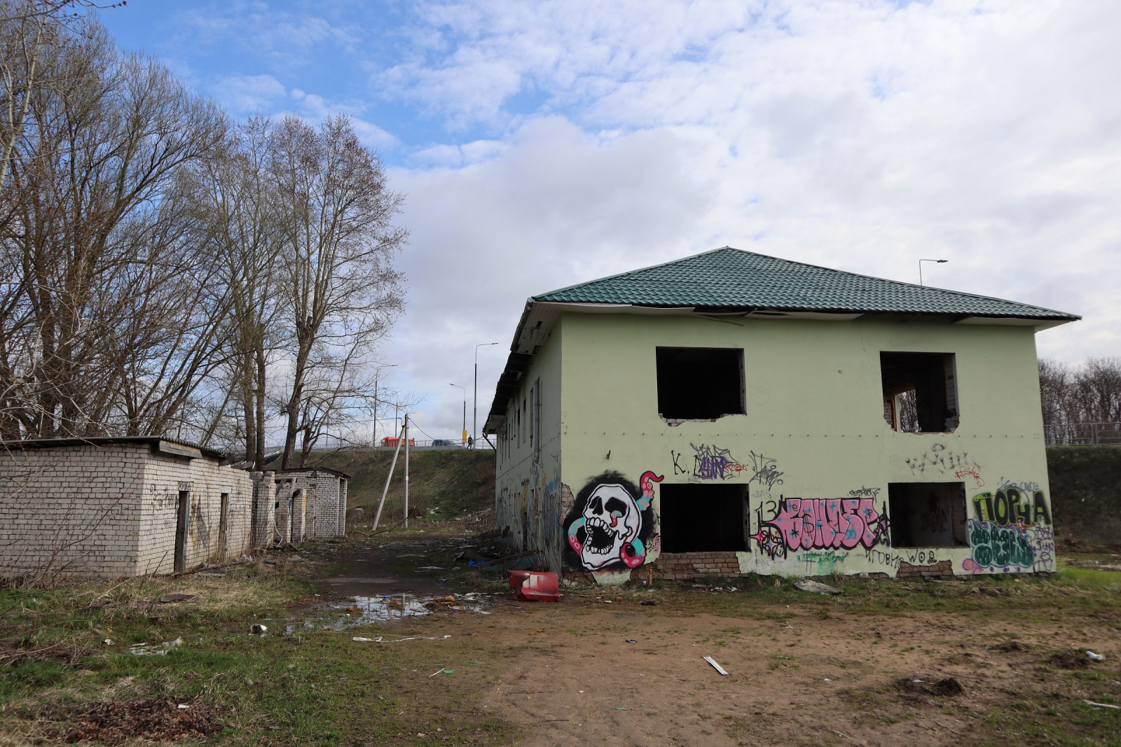 Заброшенный дк вышний волочек. Дом культуры вышний волочек. Заброшенная школа 37 тверь. Заброшки твери. Заброшенные здания в твери.