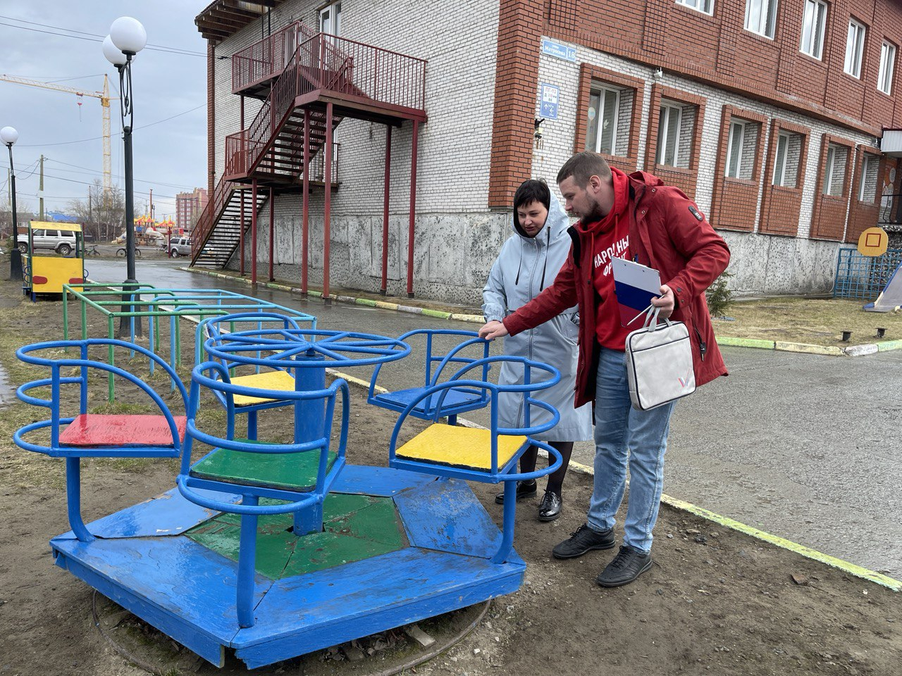 Нарушения на участке. Детские площадки в детском саду. Игровая площадка в детском саду. Детская площадка в детском саду. Площадка детского сада лестница.