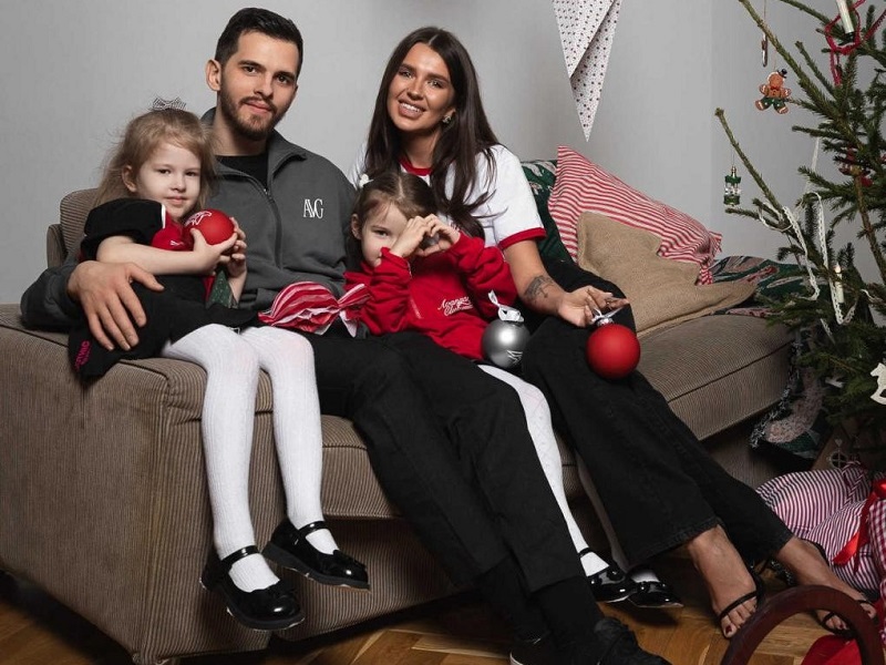 Новогоднее настроение: хоккеисты вместе с семьями показали праздничную коллекцию мерча от «Авангарда»