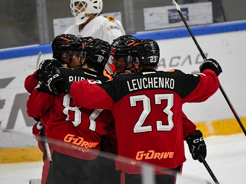 «Омские Ястребы» отыгрались с 0:3 и победили «Кузнецких Медведей»