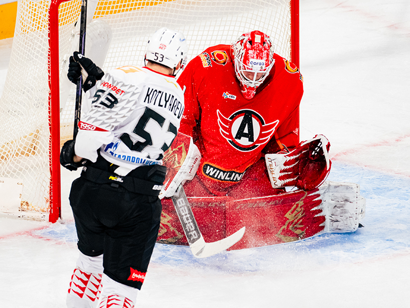 ЛУЧШИЕ СМЕНЫ В СЕЗОНЕ | Победная раздевалка «Авангарда» после матча с «Автомобилистом» (ВИДЕО)