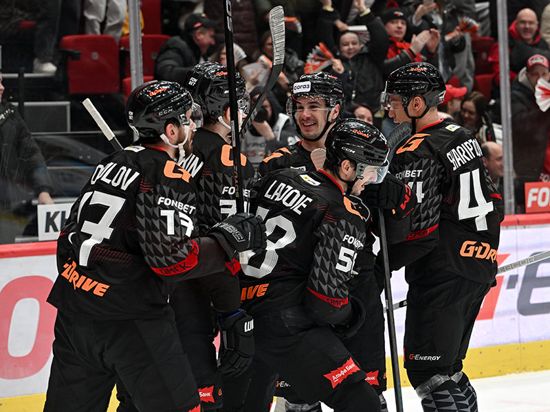 ИГРА В РИТМЕ СЕРДЦА | Победная раздевалка «Авангарда» после матча с «Сибирью» (ВИДЕО)